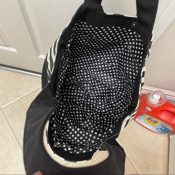 BLACK & WHITE CHEVRON TOTE BAG - Picture 9 of 9